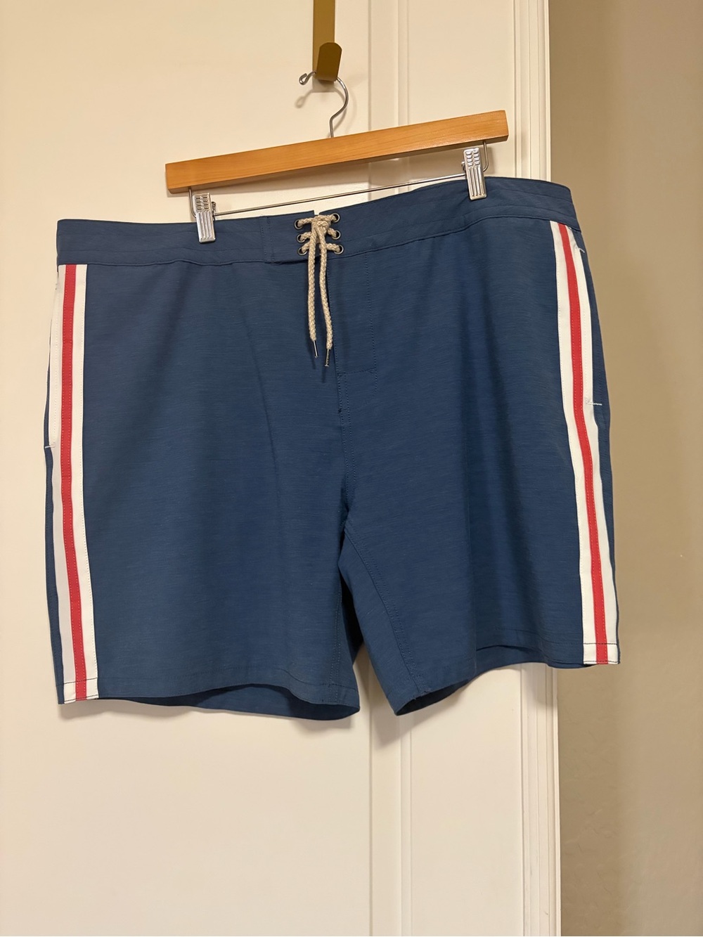 🇺🇸NWT🌊☀️Faherty Navy Board Shorts with Red & White Side Stripes🇺🇸